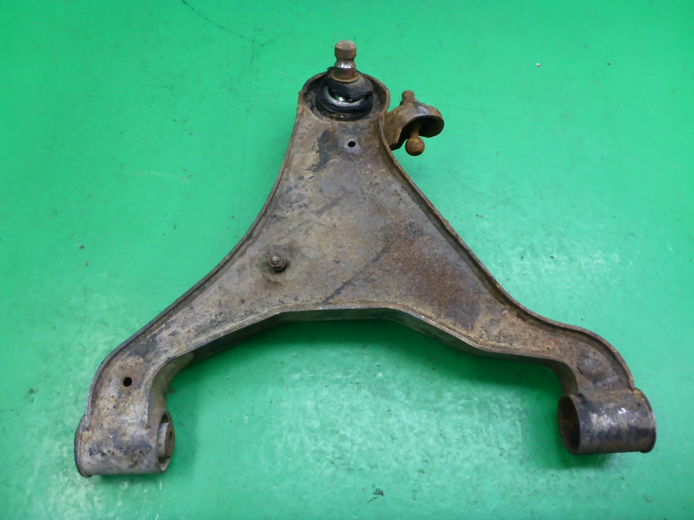 Рычаг передний правый