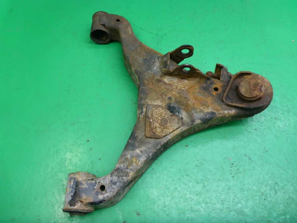 Рычаг передний правый