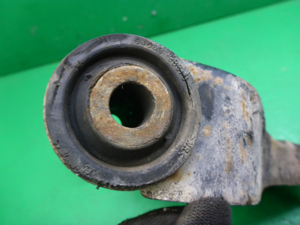 Рычаг передний правый