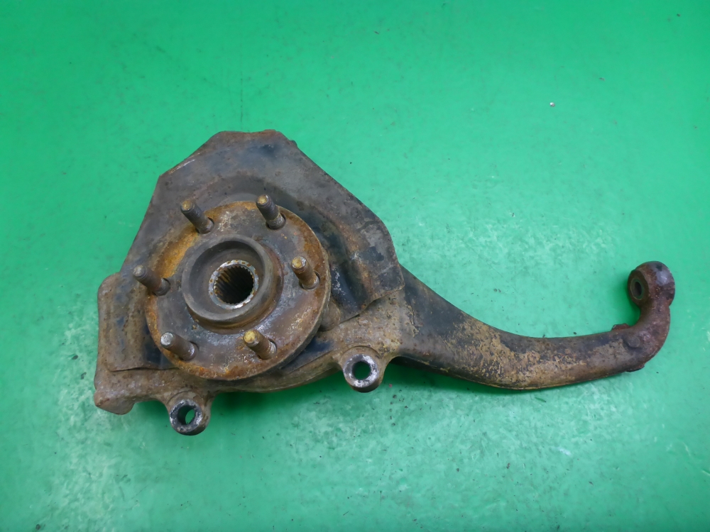 Кулак поворотный передний левый