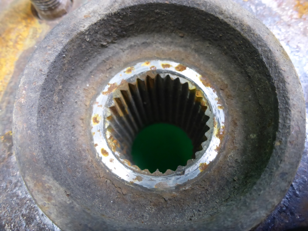 Кулак поворотный передний левый