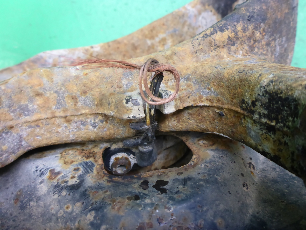 Кулак поворотный передний левый