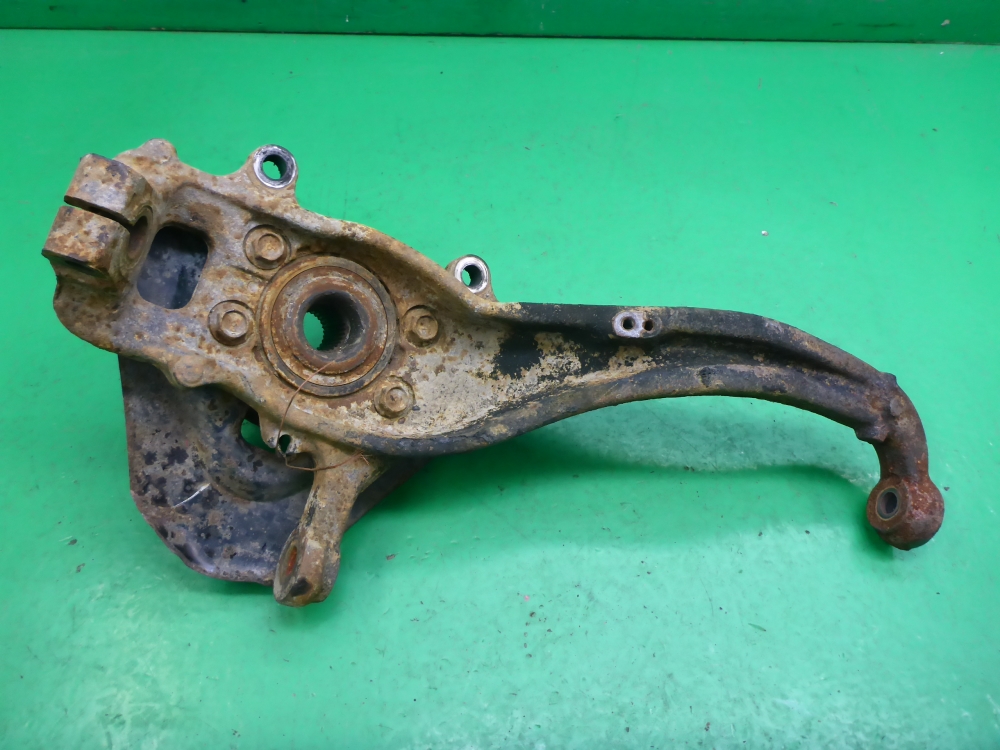 Кулак поворотный передний левый