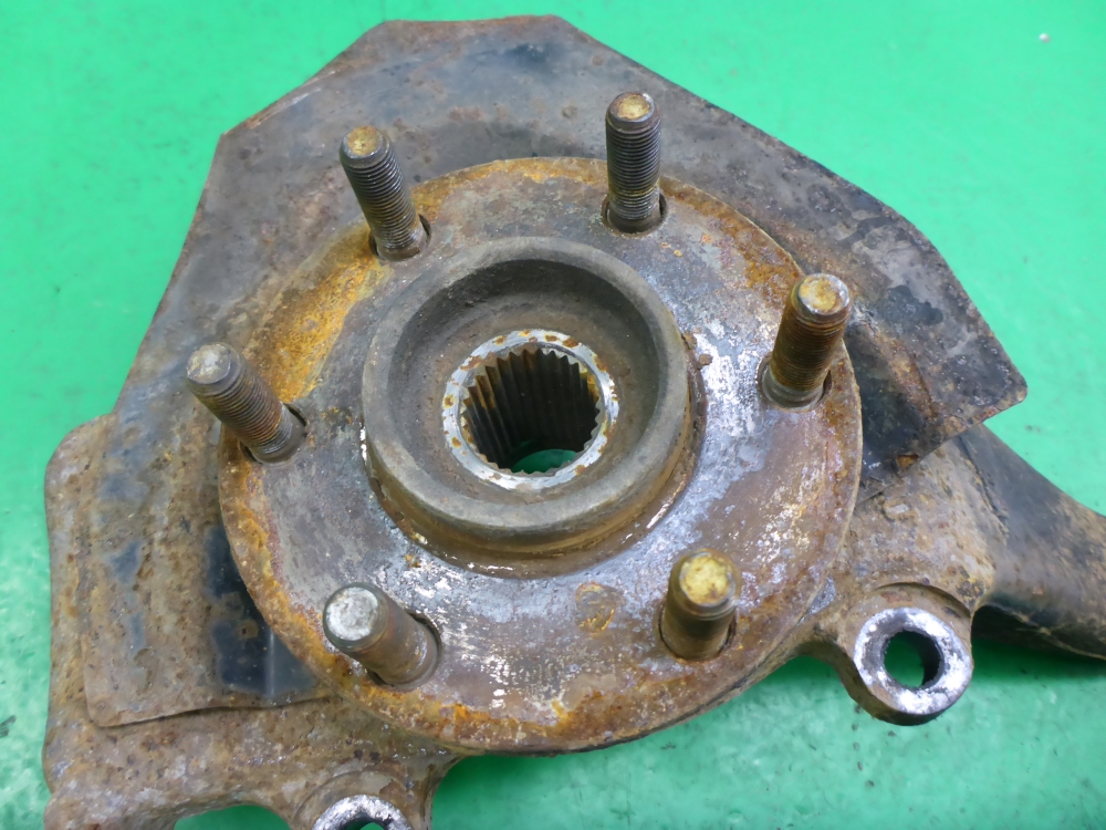 Кулак поворотный передний левый