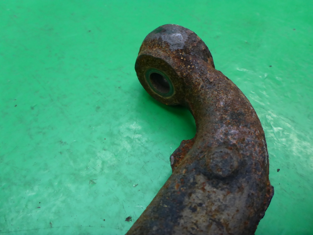 Кулак поворотный передний левый