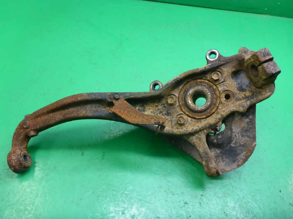 Кулак поворотный передний правый