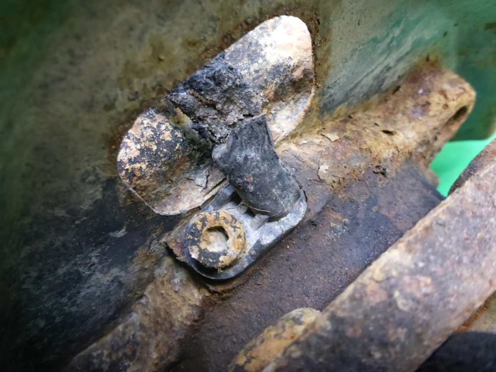 Кулак поворотный передний правый