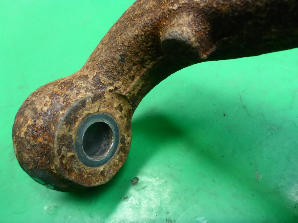 Кулак поворотный передний правый