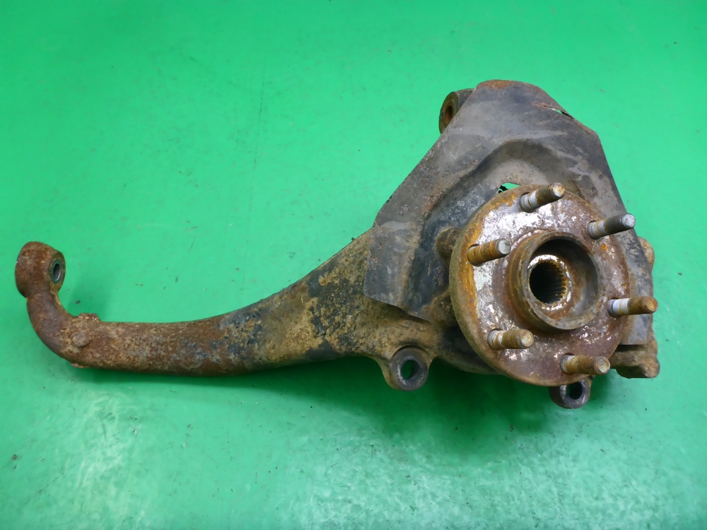 Кулак поворотный передний правый