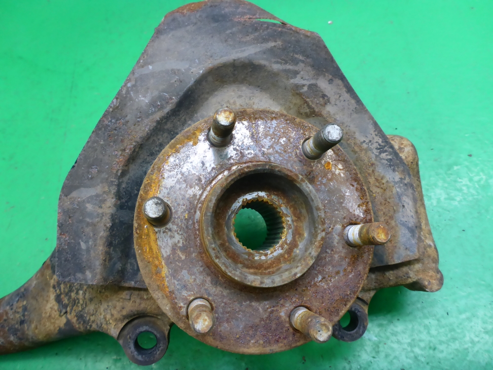 Кулак поворотный передний правый