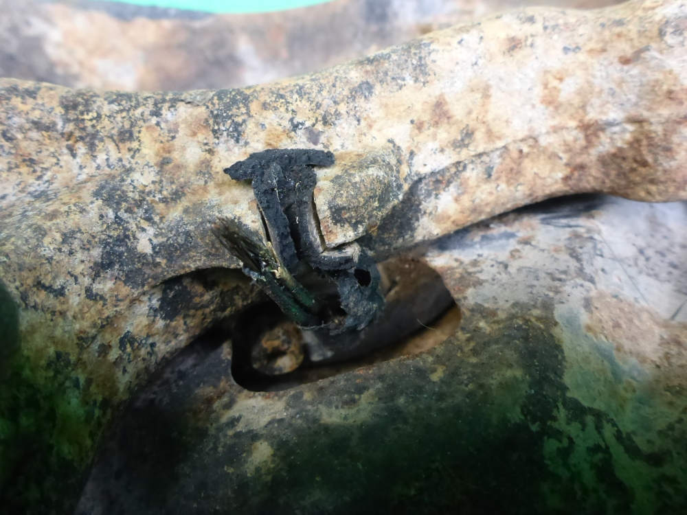 Кулак поворотный передний правый