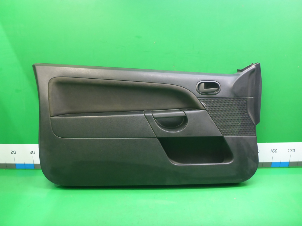 Обшивка двери передней левой