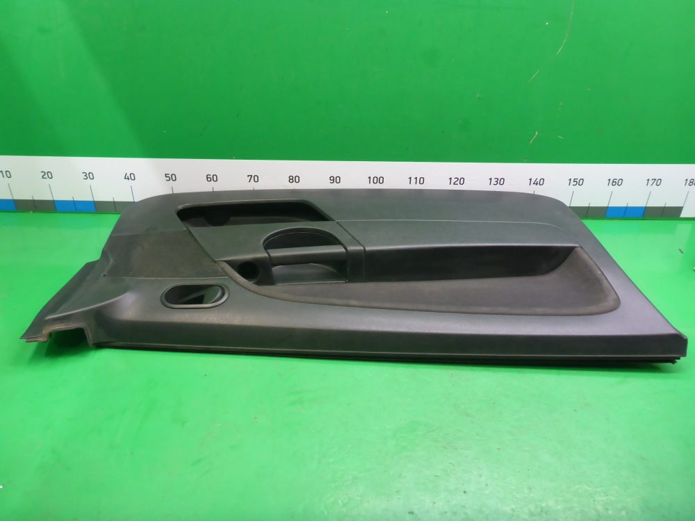 Обшивка двери передней левой