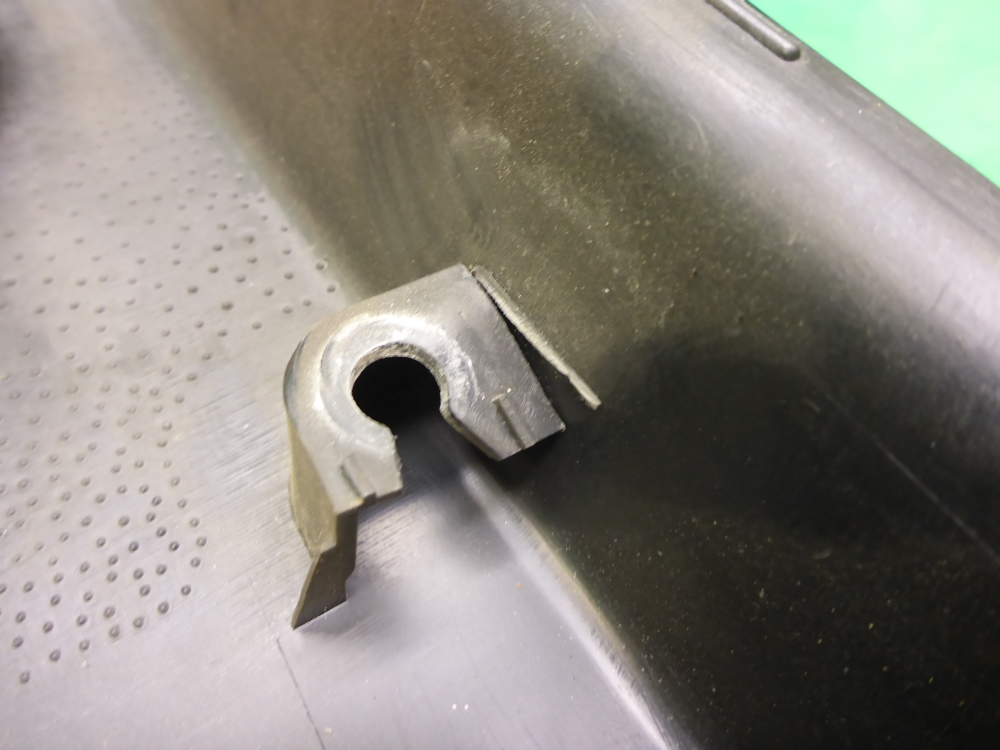 Обшивка двери передней левой