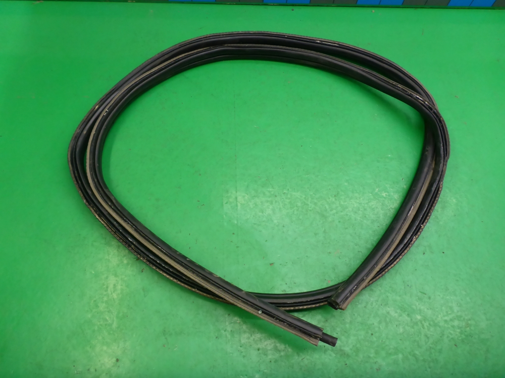 Уплотнитель багажника