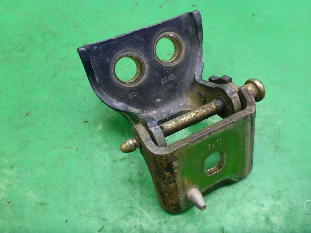 Петля двери передней правой верхняя