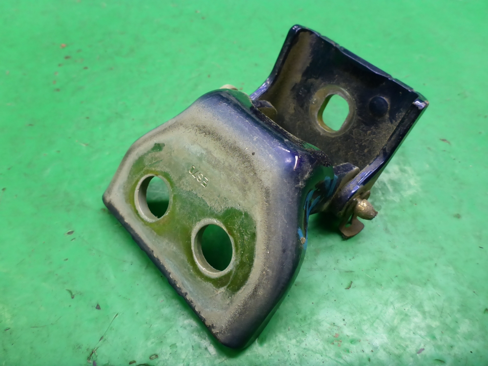 Петля двери задней левой верхняя