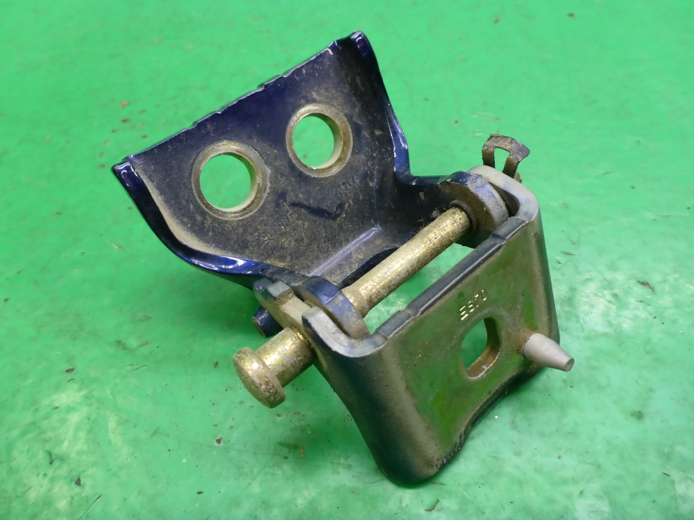 Петля двери задней левой верхняя