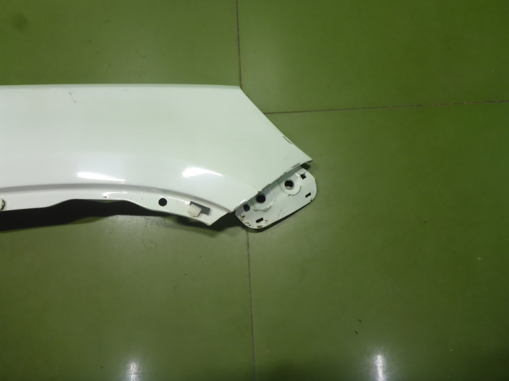 Крыло переднее правое