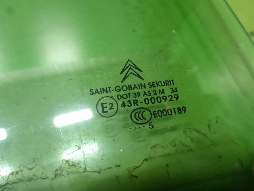 Стекло двери задней правой
