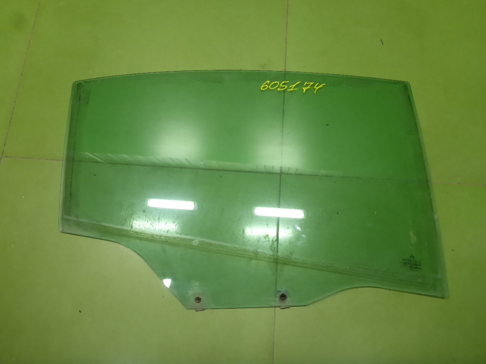 Стекло двери задней правой