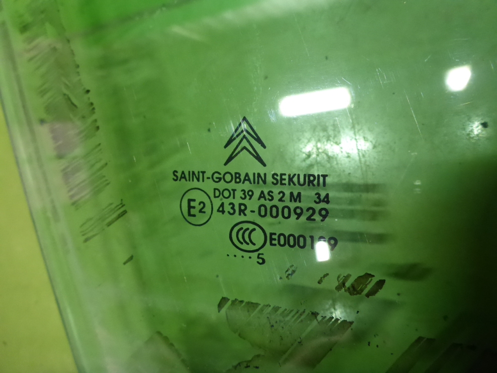 Стекло двери передней правой