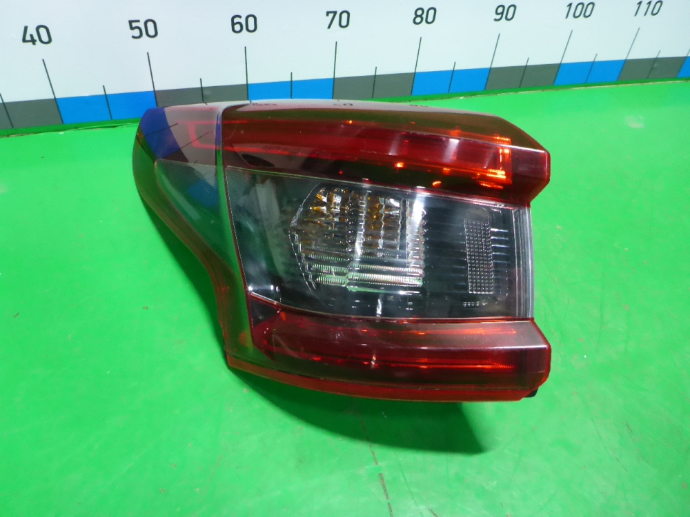 Фонарь задний наружный левый