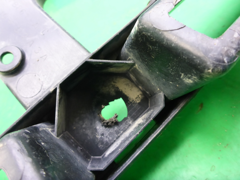 Кронштейн заднего бампера