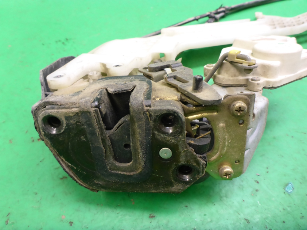 Замок двери задней левой