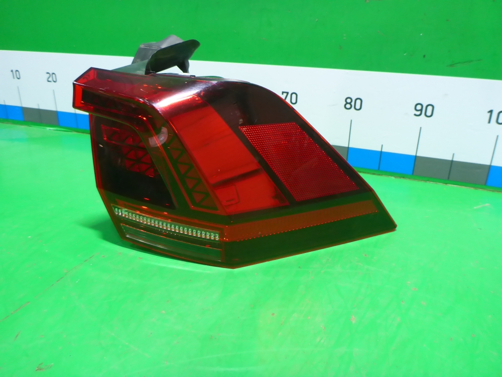 Фонарь задний наружный правый