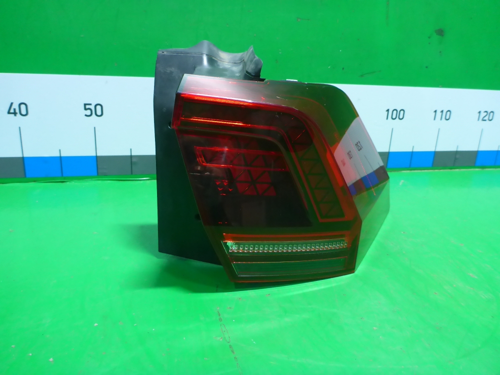 Фонарь задний наружный правый