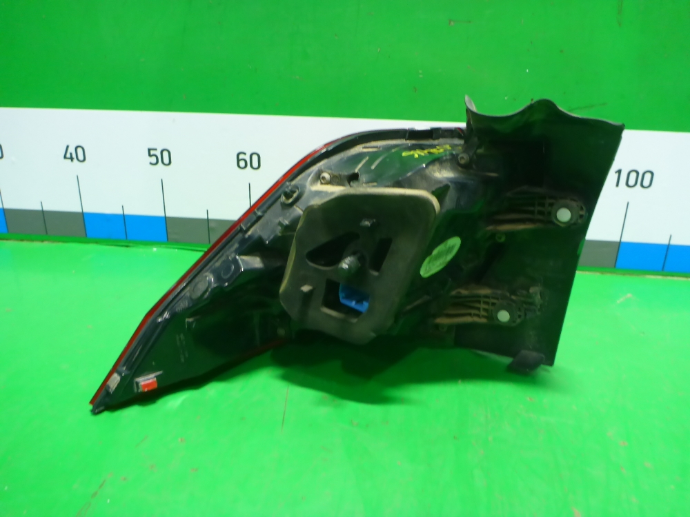 Фонарь задний наружный правый