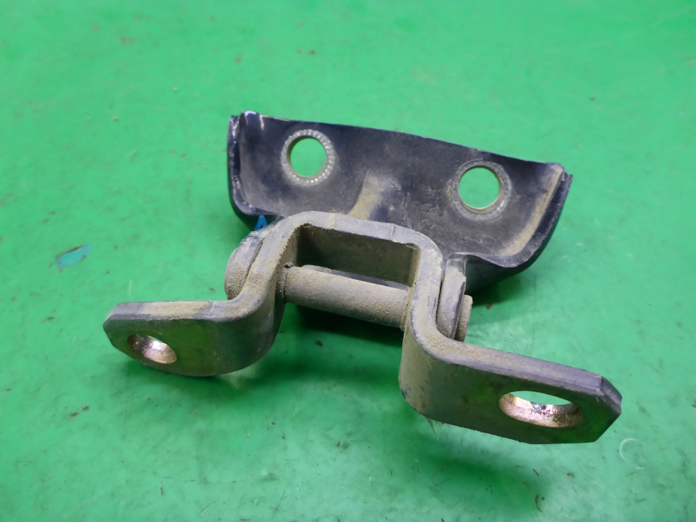 Петля двери задней правой верхняя