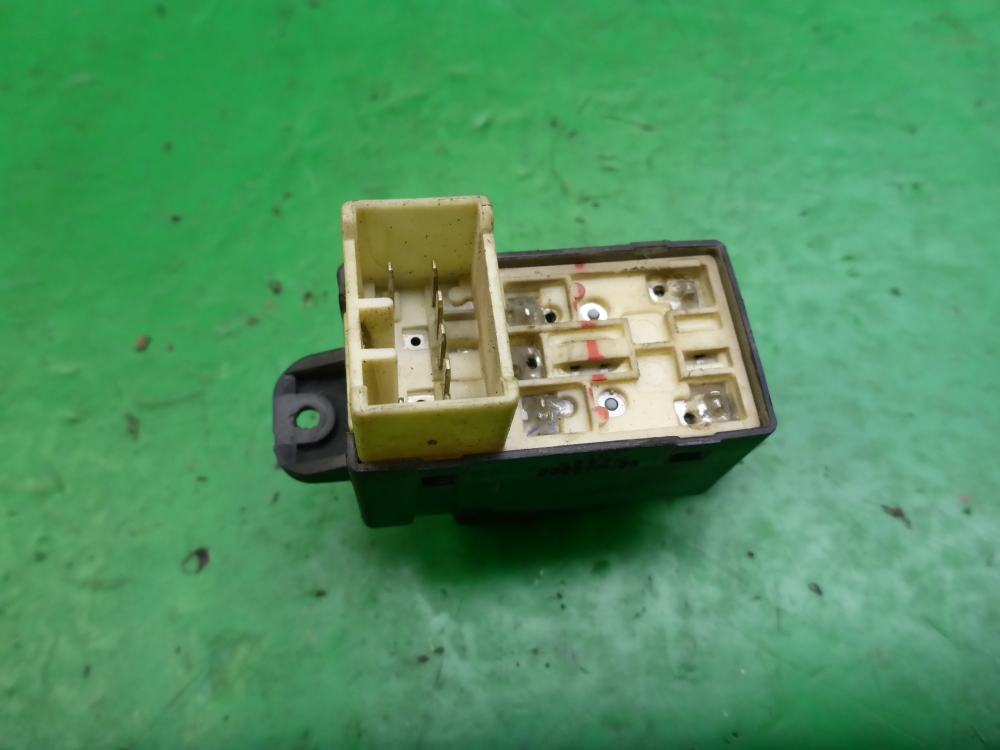 Кнопка стеклоподъемника