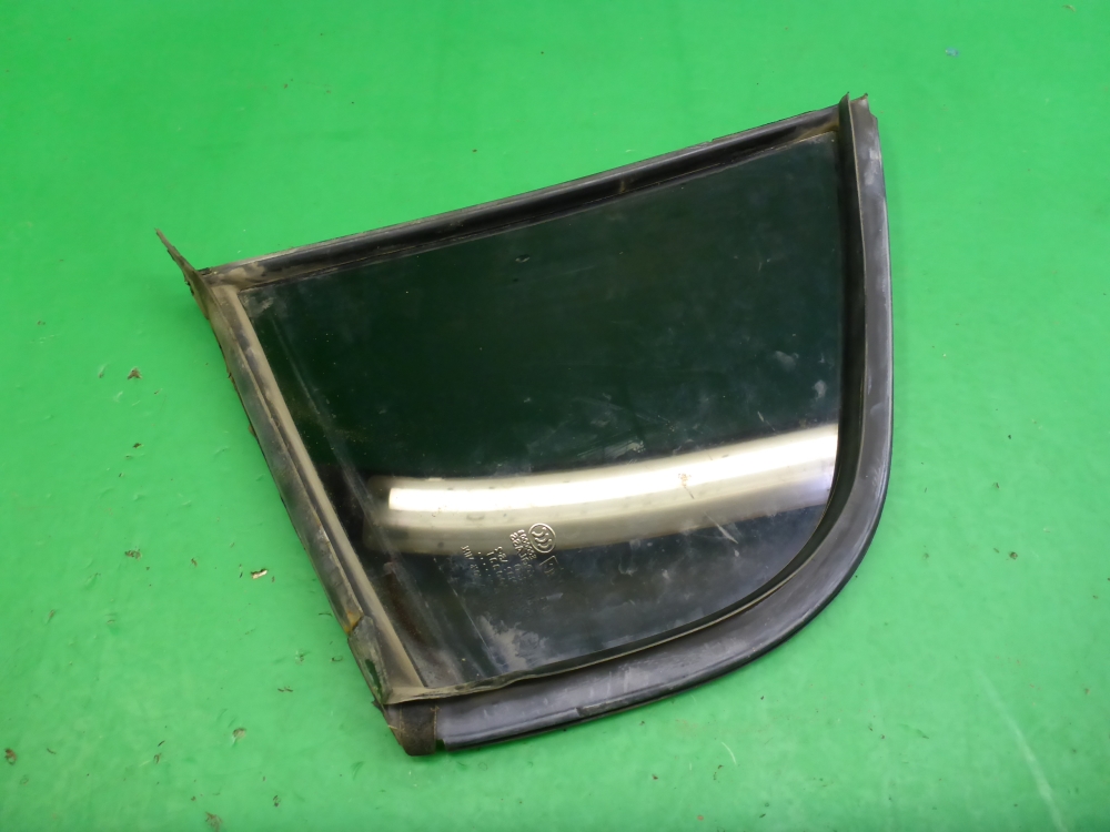 Стекло двери задней правой (форточка)