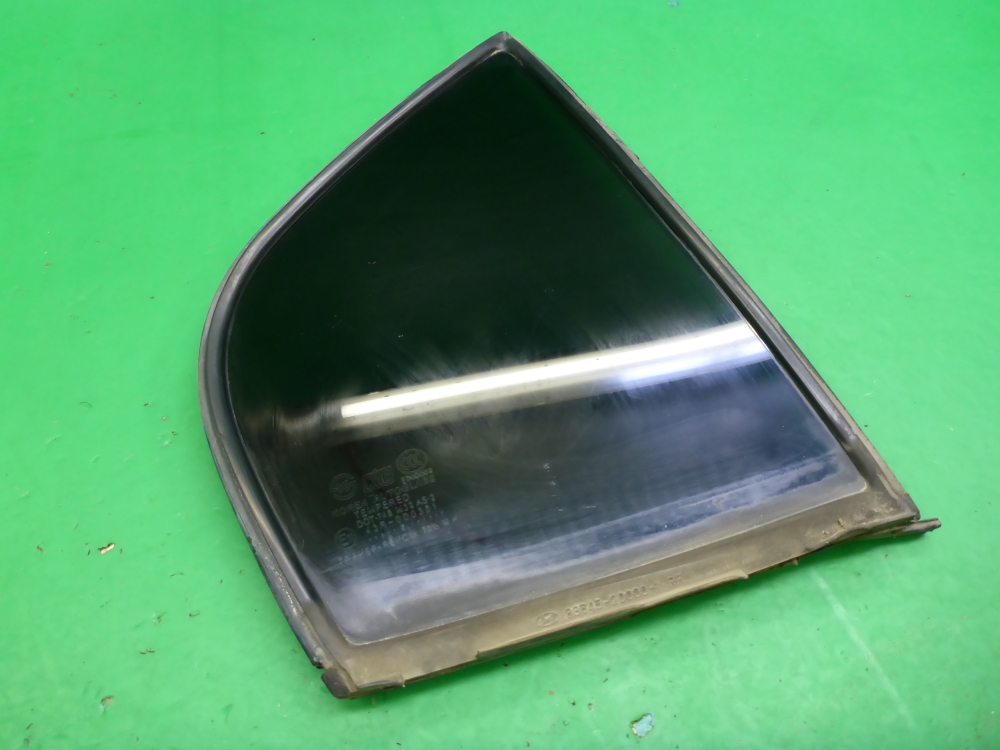 Стекло двери задней правой (форточка)