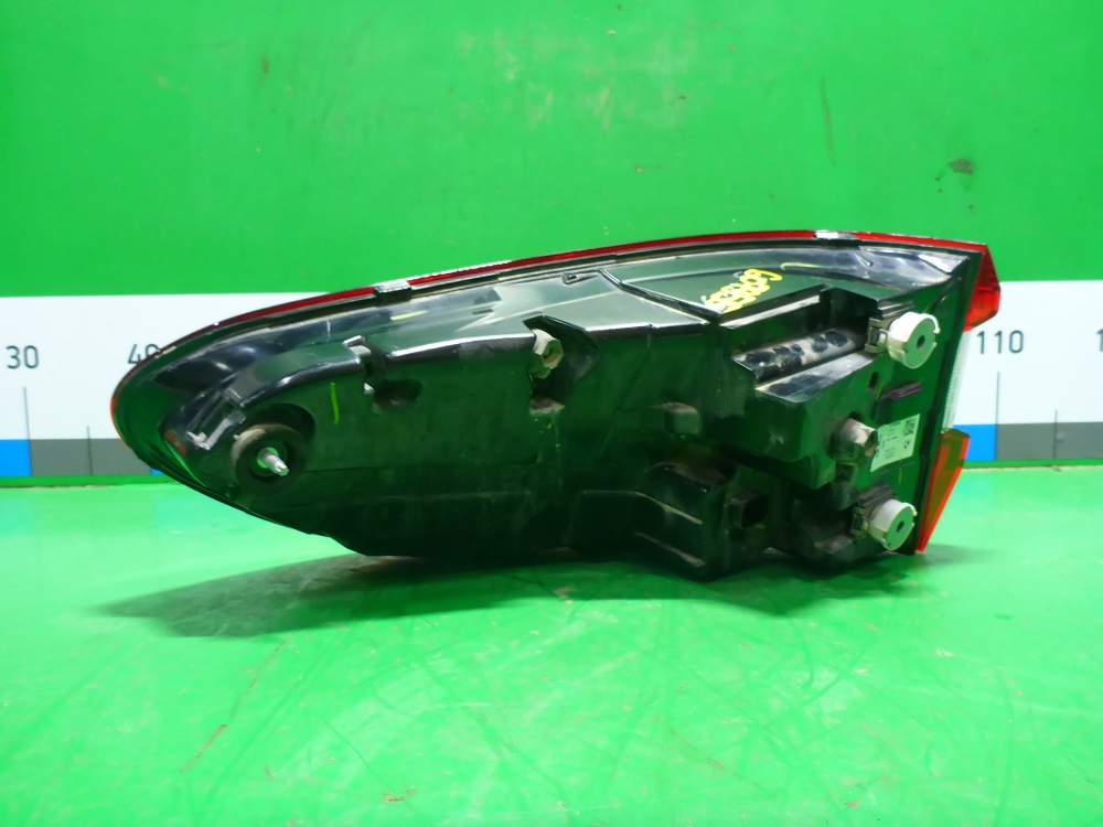 Фонарь задний наружный правый