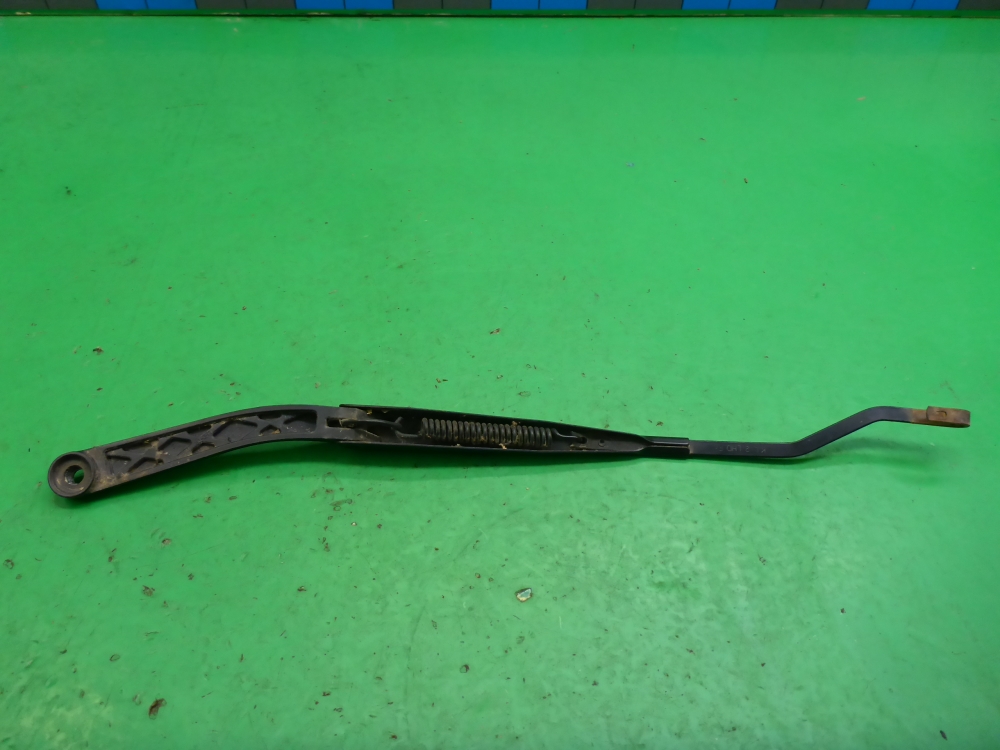 Поводок стеклоочистителя передний левый