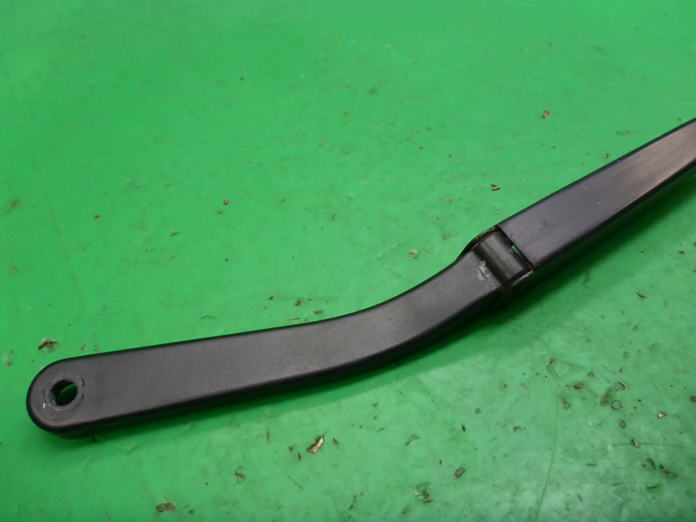 Поводок стеклоочистителя передний левый