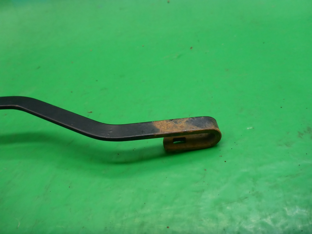 Поводок стеклоочистителя передний левый