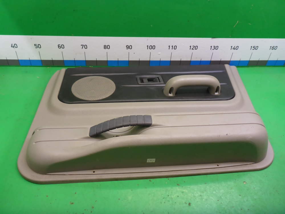 Обшивка двери передней правой