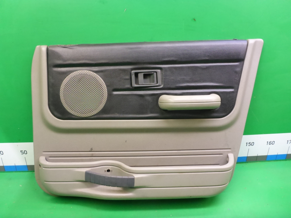 Обшивка двери передней правой