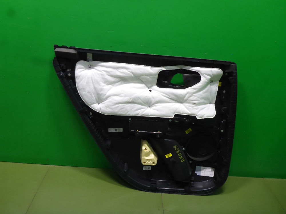 Обшивка двери задней правой