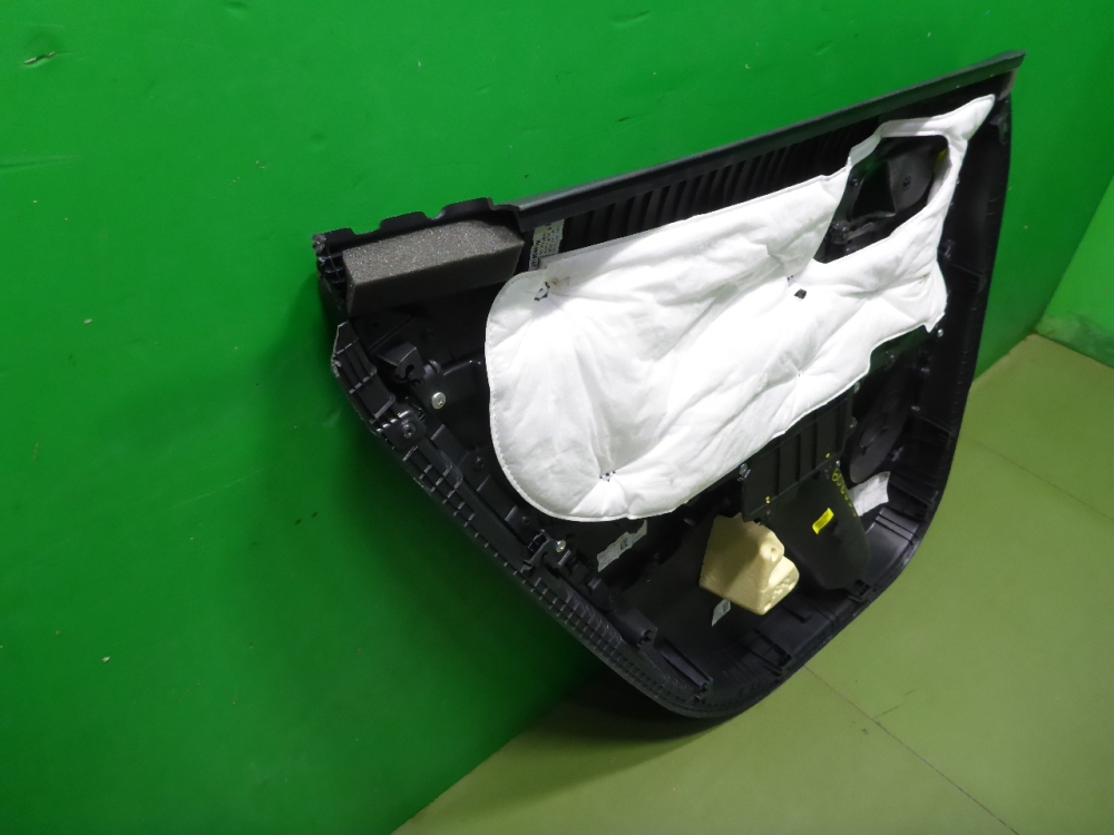 Обшивка двери задней правой