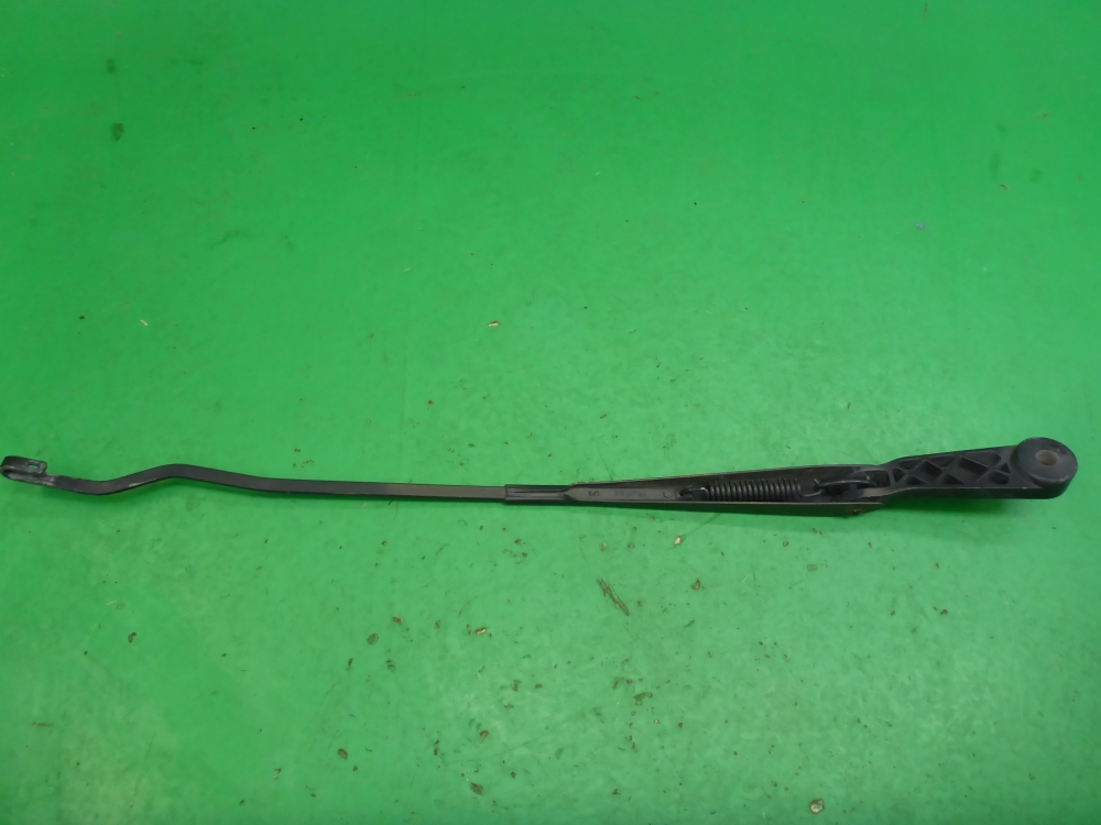 Поводок стеклоочистителя передний правый