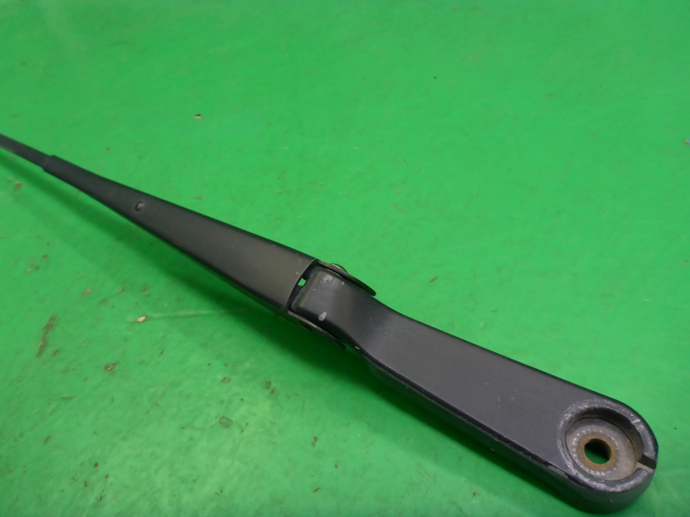 Поводок стеклоочистителя передний правый