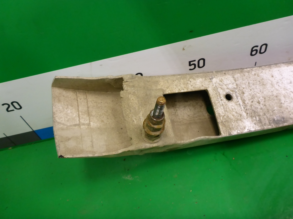 Усилитель переднего бампера