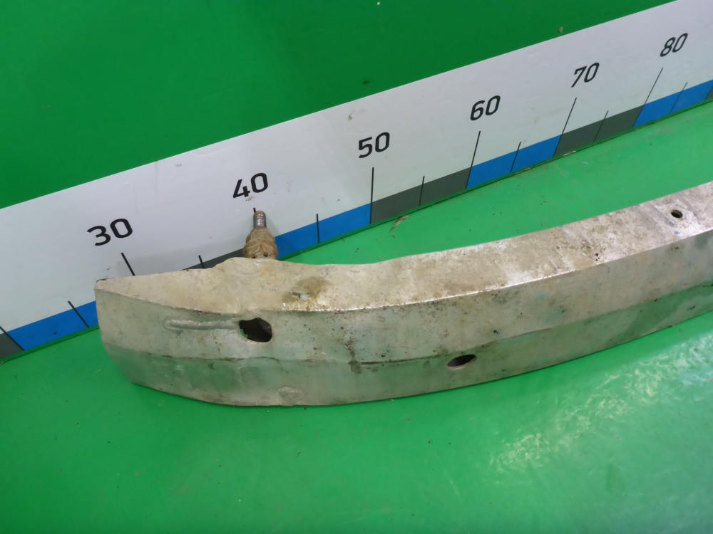 Усилитель переднего бампера