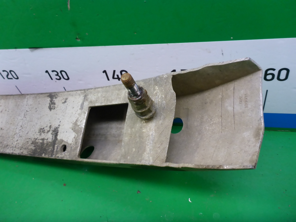 Усилитель переднего бампера