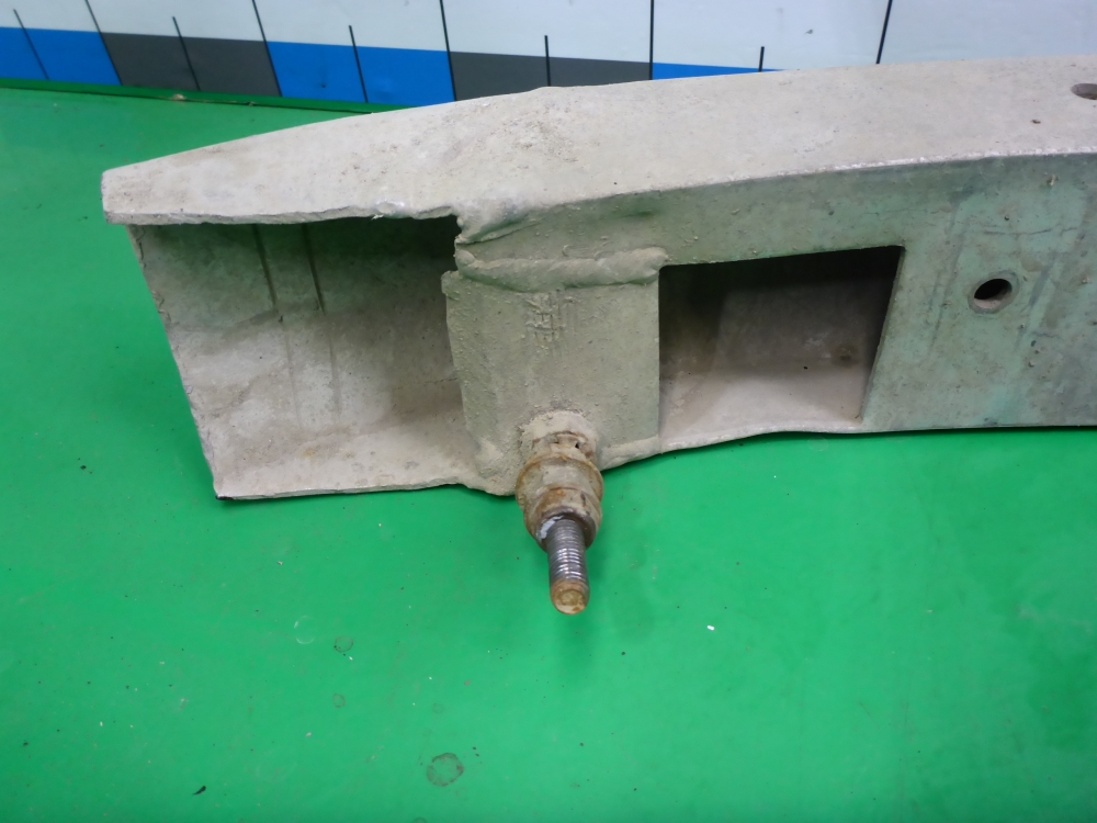 Усилитель переднего бампера